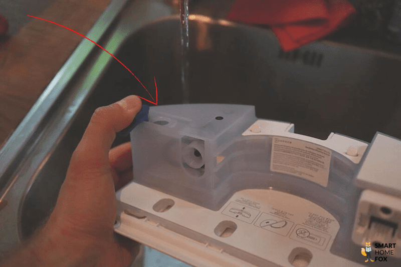 Wasser wird in den mobilen Wassertank des Ecovacs Deebot T10 eingelassen